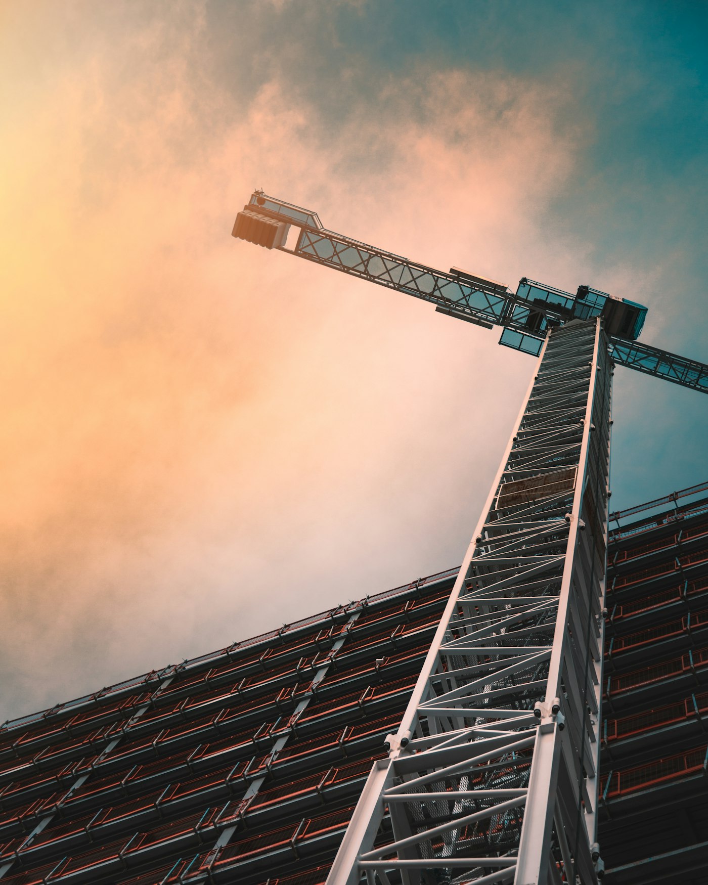 Grue de chantier sur une construction en cours au coucher du soleil