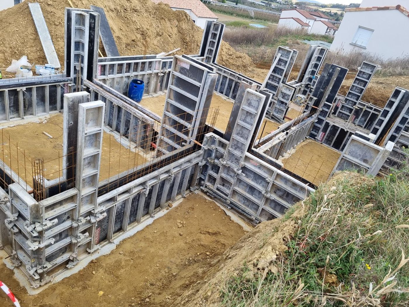 Coffrage métallique et ferraillage des murs de soubassement avant coulage du béton banché