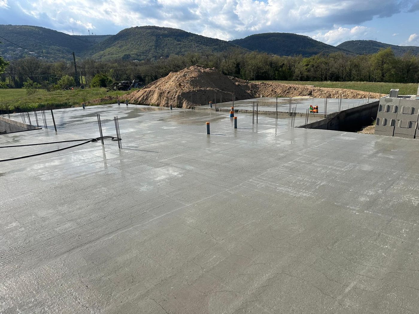 Grande dalle béton coulée avec attentes de ferraillage, vue sur les collines de la Drôme