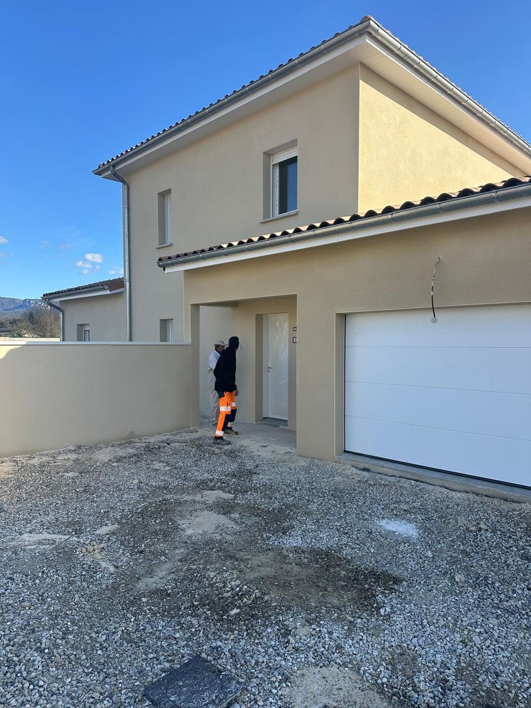 Maison achevée avec son enduit de façade et son mur de clôture assorti, chantier SM BAT