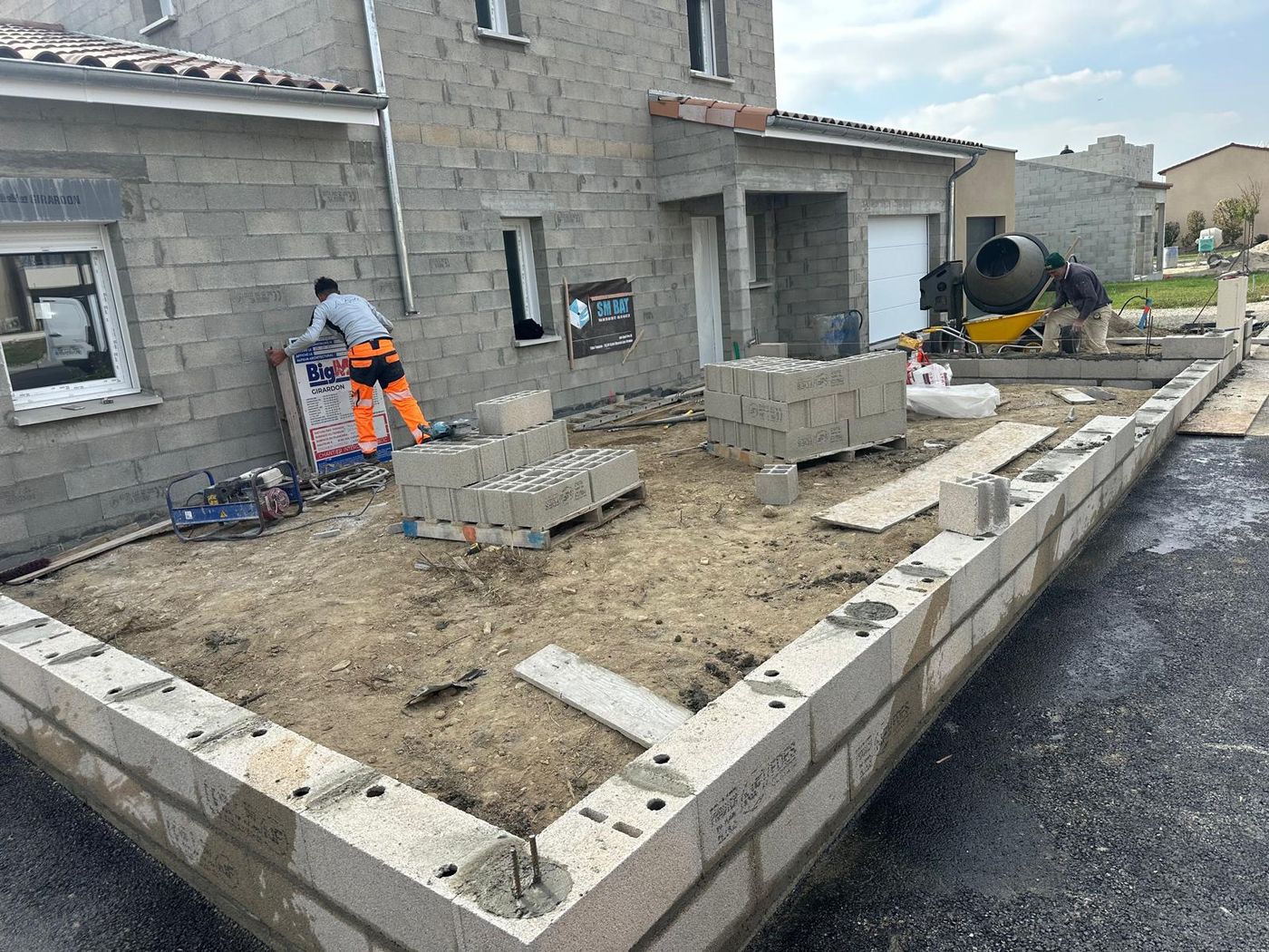 Montage de murets et longrines en parpaing devant une maison, chantier SM BAT dans la Drôme
