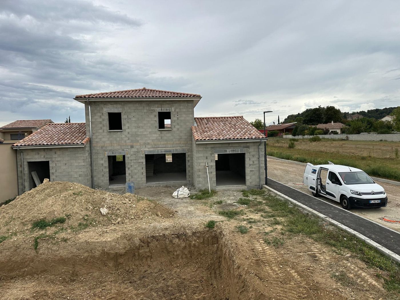 Maison individuelle neuve en parpaing, gros œuvre et charpente achevés, réalisée par SM BAT près de Valence