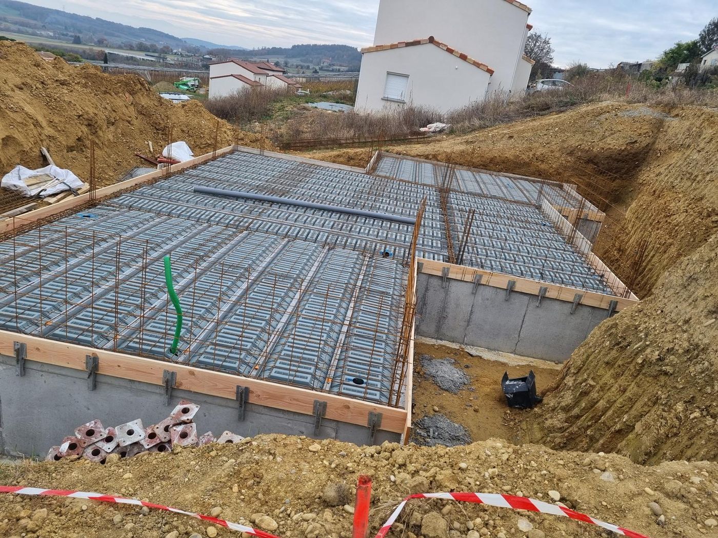 Plancher à poutrelles et hourdis avec treillis soudé, prêt à être coulé, sur un sous-sol en béton