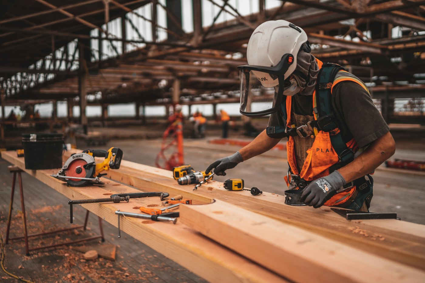 Artisan maçon de SM BAT au travail sur un chantier près de Valence