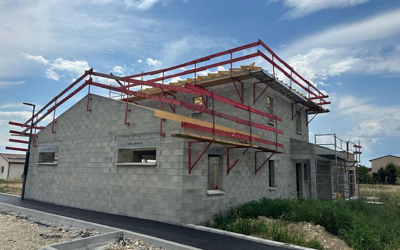 Élévation de murs en parpaing avec échafaudage de sécurité et pose de la charpente, chantier SM BAT