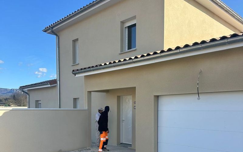 Façade enduite et mur de clôture assorti sur une maison achevée par SM BAT