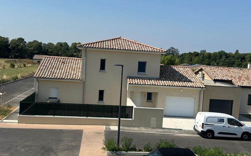 Maison individuelle neuve livrée par SM BAT, enduit de façade et clôture terminés, près de Valence