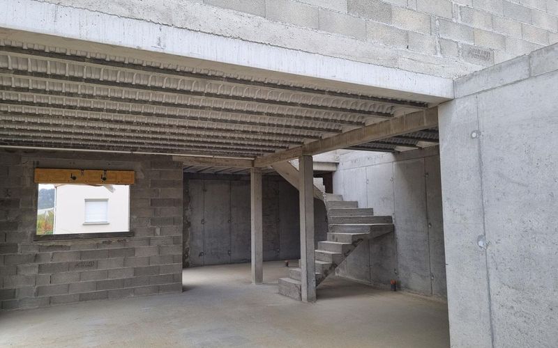 Poutre et poteau béton reprenant la charge d'un plancher, sous-sol réalisé par SM BAT