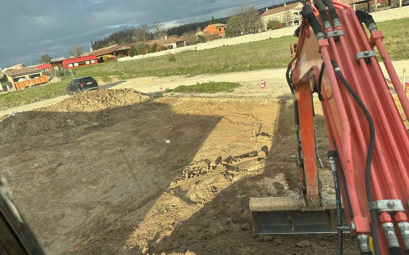 Décapage et terrassement d'un terrain à la pelle mécanique par SM BAT dans la Drôme